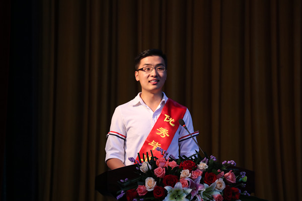 毕业生代表肖萌同学发言.JPG 毕业生代表肖萌同学发言.JPG