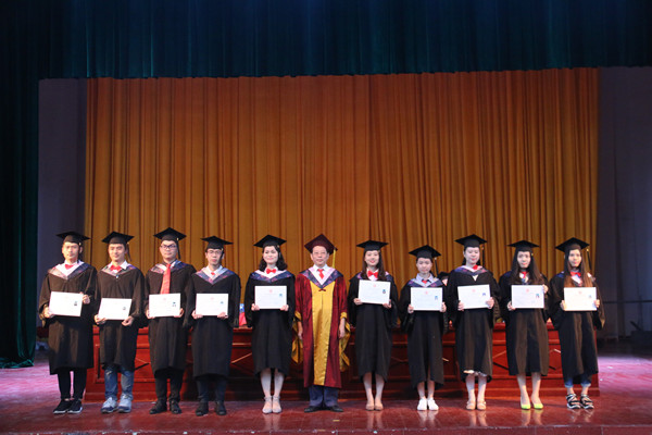 太阳成集团tyc33455cc副董事长张登玉为毕业生授予学位 (2).JPG 太阳成集团tyc33455cc副董事长张登玉为毕业生授予学位 (2).JPG