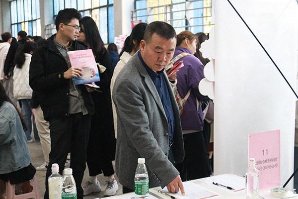 太阳成集团tyc33455cc公司党总支书记邹梅山了解招聘情况 (1).JPG