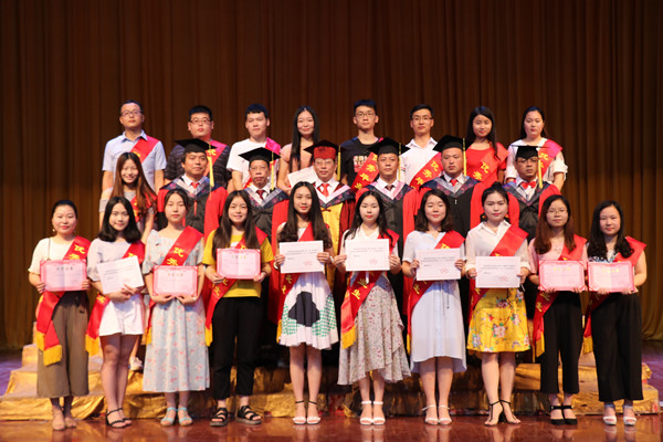 领导与优秀毕业生合影留念.JPG 领导与优秀毕业生合影留念.JPG