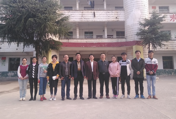 张董事长与导子中学实习生合影留念.jpg 张董事长与导子中学实习生合影留念.jpg